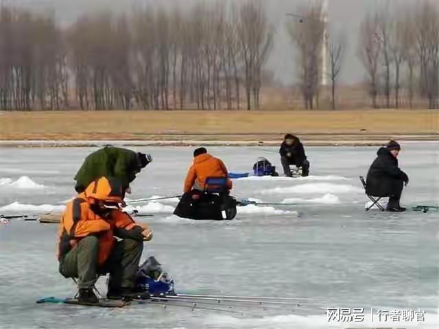 必威河北一钓场冰面坍塌近百冰钓者集体落水 网友 东北都不敢这么干(图1)